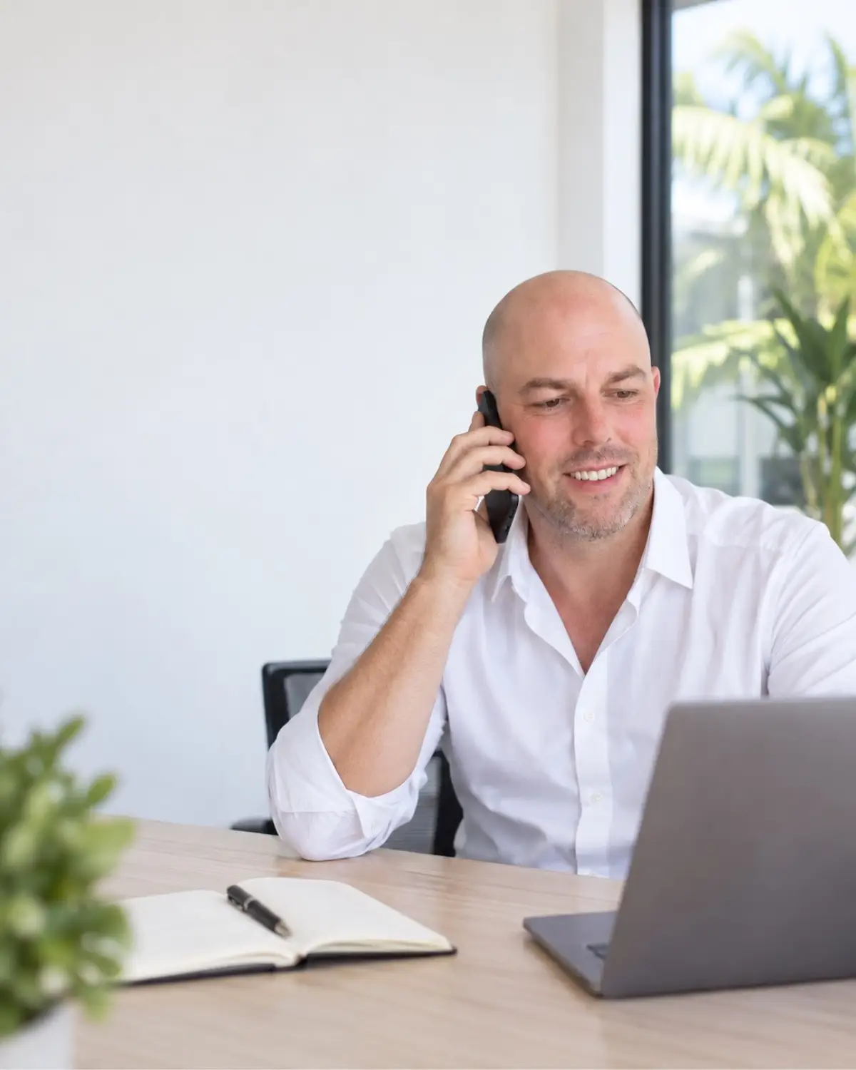 Dale Wilkinson discussing a home loan with a client on phone